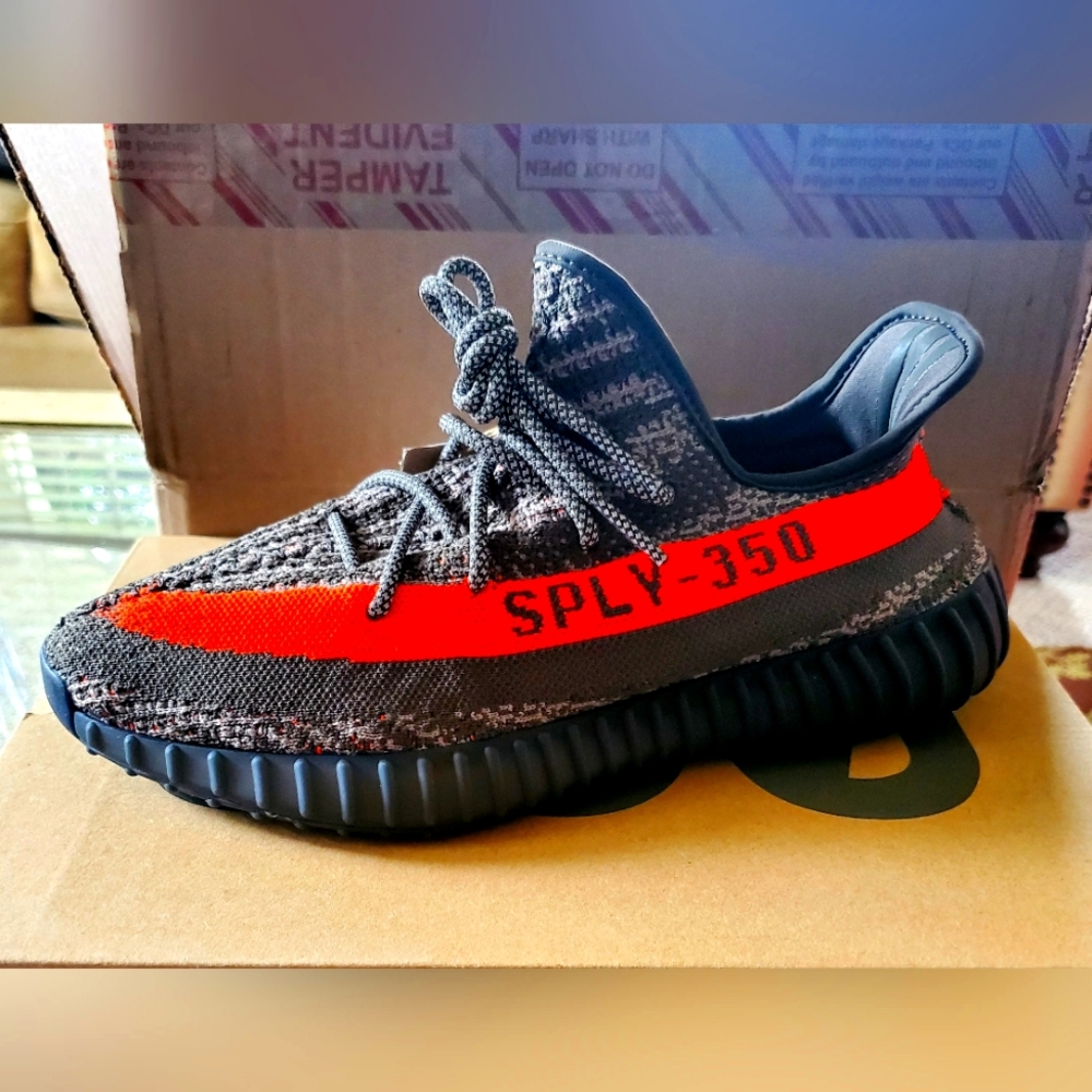 Yeezy 350 v2 "Carbon Belugas" Size: 9.5